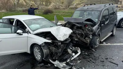 Nevşehir'de otomobil ile hafif ticari araç kafa kafaya çarpıştı : 4 yaralı