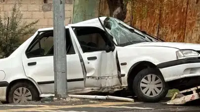 Kahta’da otomobil elektrik direğine çarptı : 3 yaralı