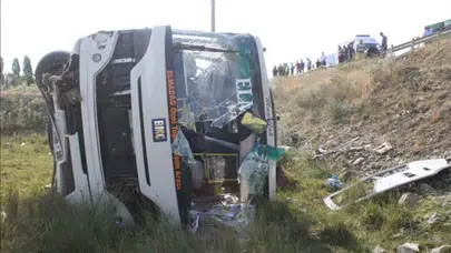 Minibüs dere yatağına uçtu , 16 kişi yaralandı