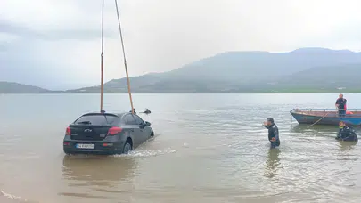 Freni çekilmeyen otomobil, feribottan düştü