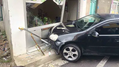 Osmaniye'de kontrolden çıkan otomobil dükkana girdi