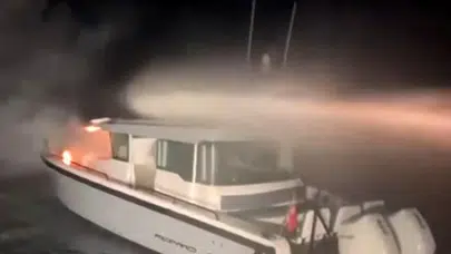 İstanbul'da Haydarpaşa açıklarında yanan tekne alevlere teslim oldu