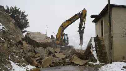 Gümüşhane'de dağdan kopan kayalar ahıra düştü : 3 ev boşaltıldı