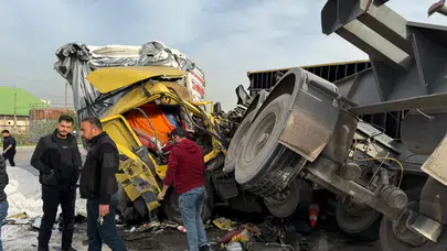 Hatay'da tır kazası : Devrilen konteyner araçları hurdaya çevirdi