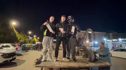 Eskişehir'de motosikleti bağlanan sürücü ceza tutanağı ile poz verdi