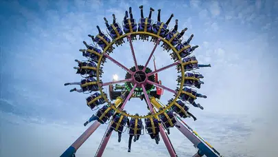 İspanya'da lunapark dehşeti : Saatte 160 kilometre hızla fırlatan oyuncağın halatı koptu