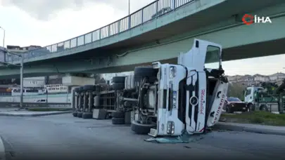 Beylikdüzü'nde korkutan kaza : Virajı alamayan tır devrildi