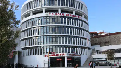 Bolu Belediyesi'ne operasyon : Jandarma ekipleri binada arama yapıyor