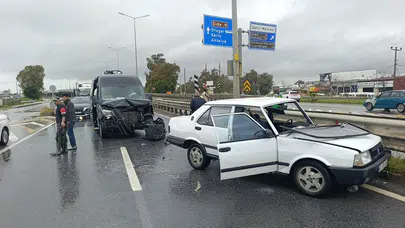 Antalya Manavgat’ta ters yöne giren otomobil tur minibüsüyle çarpıştı