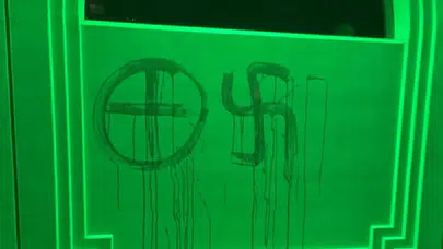 İsveç'te bir camiye saldırı : Duvara gamalı haç çizildi