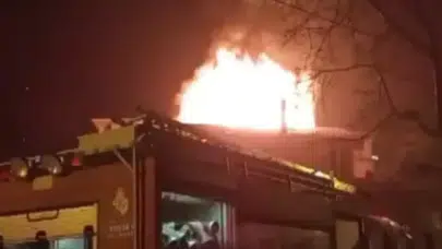 Kartal’da 3 katlı binanın çatısında yangın : 2 kişi dumandan etkilendi
