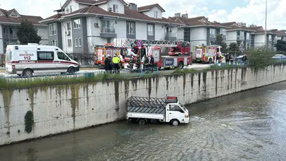 Kocaeli'de kamyonet dereye düştü : Sürücü hayatını kaybetti