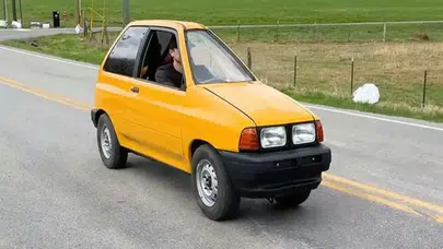 Dünyanın en dar arabası yapıldı : Ev kapısından geçiyor, trafiğe çıkma izni bile var!