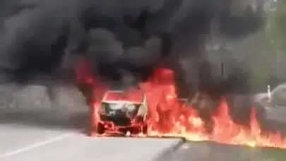 Kırklareli'de seyir halindeki otomobil alev topuna döndü