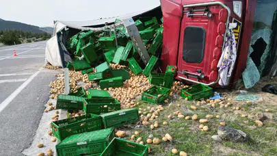 Afyonkarahisar’da patates yüklü tır devrildi : 3 yaralı