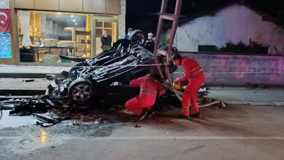 Dörtyol’da trafik kazası : Aydınlatma direğine çarpan araçta 2 kişi yaralandı