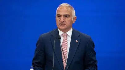 Bakan Ersoy , Fuadname Hat ve Ebru Sergisi'nin açılışına katıldı