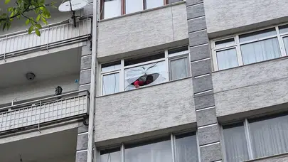 Eskişehir'de fırtınada kırılan cam 6’ncı kattan vatandaşın üzerine düştü