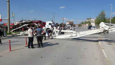 Malatya'da beton pompası yola devrildi