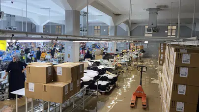 Şanlıurfa Birecik’te sağanak yağış tekstil fabrikasını göle çevirdi