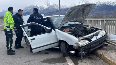 Erzincan'da otomobil köprü korkuluklarına çarptı : 2 kişi yaralandı