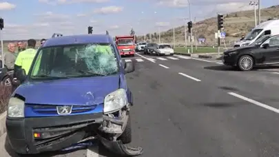 Nevşehir’de kırmızı ışıkta kaza : Hafif ticari araç motosiklete çarptı, 2 yaralı