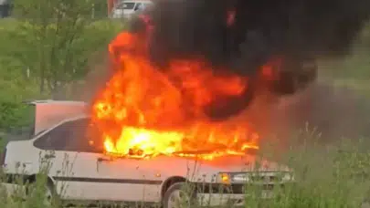 Osmaniye'de park halindeki otomobil alev topuna döndü