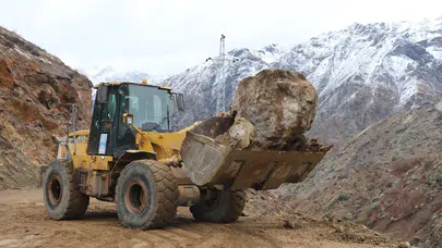Hakkari'de heyelan faciası : Kara yolunda yarıklar oluştu