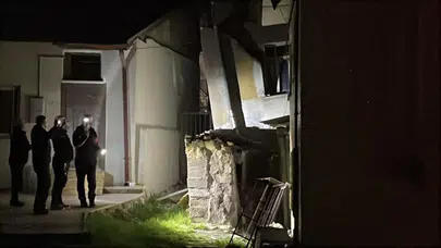 Sivas'ta 2 katlı evin bodrum katı çöktü : Ev yan yattı