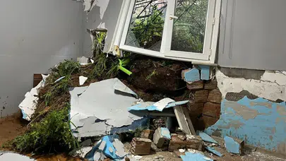 Maltepe'de toprak kaydı : Tek katlı ev kullanılmaz hale geldi