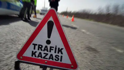 Küçükçekmece'de kaza : Otomobil park halindeki araca çarpıp, takla attı