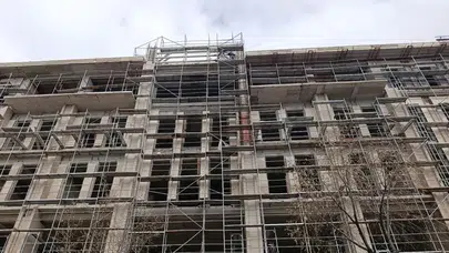 Kırşehir'de 3 işçi, maaşlarını alamadıkları iddiasıyla inşaata çıktı