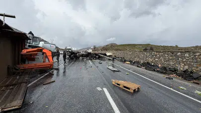 Bitlis'te iş makinesi ile tır çarpıştı : 1'i ağır 3 kişi yaralandı