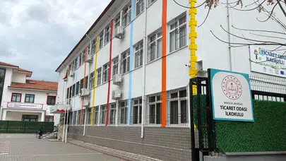 Manisa'da ilkokulun tavan sıvası düştü