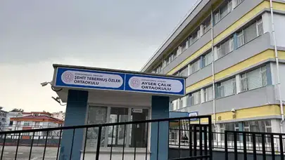 Kahramanmaraş’ta Ayser Çalık Ortaokulu taşındı : Yeni binaya tabela asıldı