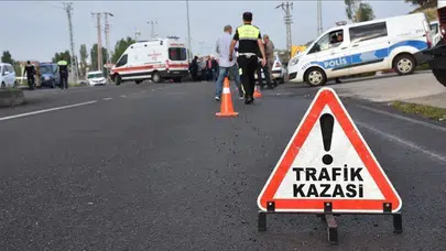 Manavgat'ta motosiklet ve elektrikli bisiklet çarpıştı : 3 kişi yaralandı