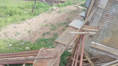 Osmaniye'de şiddetli fırtına : Ahırın çatısı uçtu