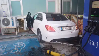 Bilecik'te otomobil petrol ofisine çarptı : 1 yaralı