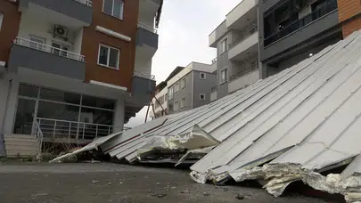Hatay'da kuvvetli fırtına çatı uçurdu : 3 otomobil, 1 motosiklet zarar gördü