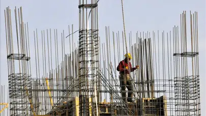 Mardin'de inşaat işçisi 4 metre yüksekten düştü