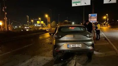 Bakırköy'de otomobil tıra çarptı : Sürücü yaralandı