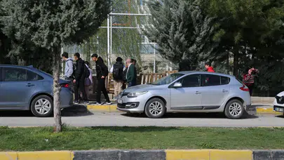 Diyarbakır Ergani’de otomobil kaldırımdaki öğrencilere çarptı : 2 yaralı