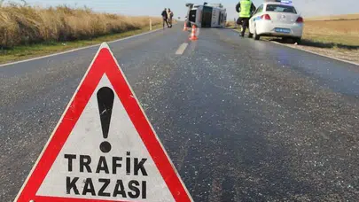 İzmir'de 2 otomobil çarpıştı : 1 ölü, 2 yaralı