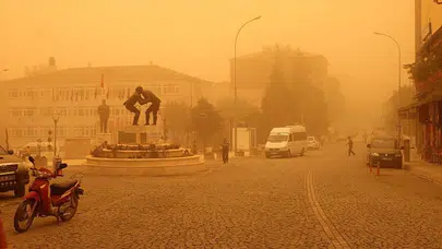 Mersin kızıl toz fırtınasına teslim oldu