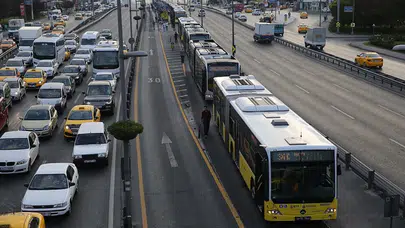 Metrobüs duraklarında yoğunluk yaşandı : Vatandaşlar çileden çıktı