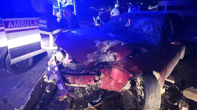 Hatay'da ağaca çarpan araç hurdaya döndü : 3 yaralı