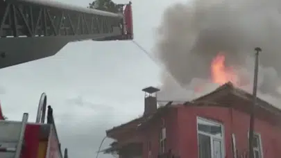 Burdur'da evin çatısında korkutan yangın