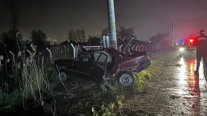 Kütahya'da otomobil beton direğe çarptı