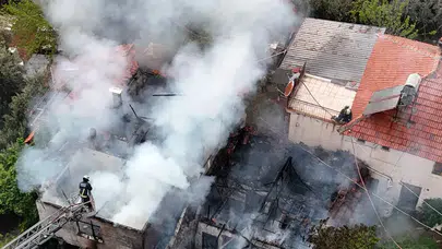 Antalya'da gecekondu yangını yan eve sıçradı : 2 çocuğu mahalleli kurtardı