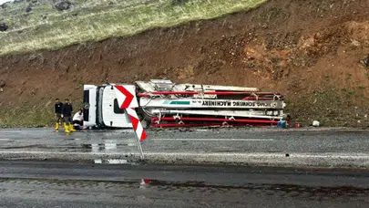Elazığ’da yağış nedeniyle beton pompası yan yattı : 1 yaralı